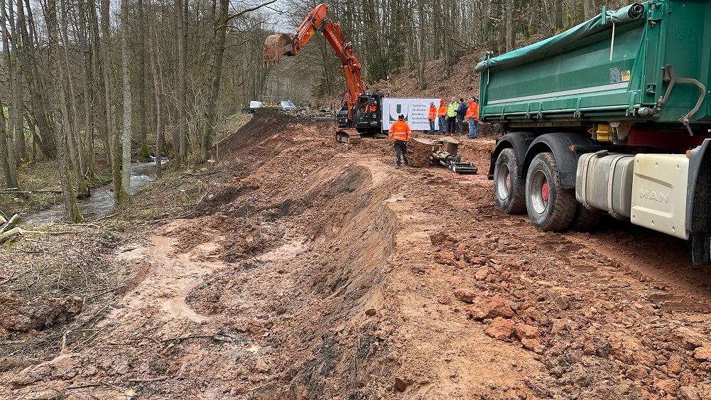 Nach dem Böschungsrutsch Anfang des Jahres muss der Hang neu aufgebaut werden. Nach dem Böschungsrutsch Anfang des Jahres muss der Hang neu aufgebaut werden.