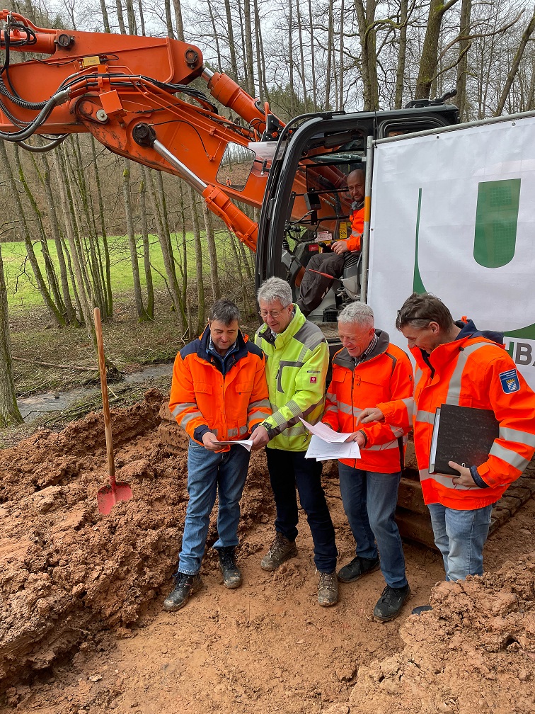 Im Gespräch zu den nächsten Arbeitsschritten v.l.n.r.: Roland Bambach (StBASW), Dipl.-Geol. Dr. Klaus Reder, Helmut Nies (Fa. Ullrich Bau) und Dietmar Kippes (StBASW) Im Gespräch zu den nächsten Arbeitsschritten v.l.n.r.: Roland Bambach (StBASW), Dipl.-Geol. Dr. Klaus Reder, Helmut Nies (Fa. Ullrich Bau) und Dietmar Kippes (StBASW)