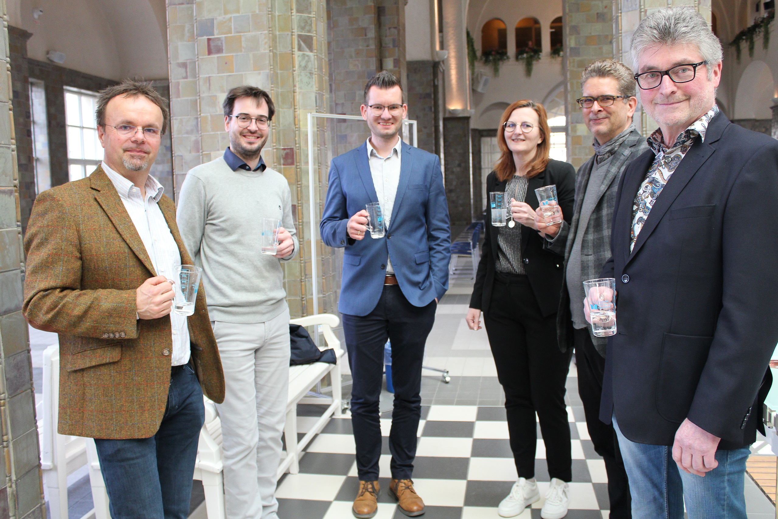 Zum Abschluss der Maßnahme wurde das Heilwasser von den Projektbeteiligten verkostet. v.l.n.r.: Otmar Gerhard, Lukas Schulz (Staatliches Bauamt Schweinfurt), Matthias Lotz, Sylvie Thormann (Staatsbad GmbH), Jens Wagner (BLfD), Bernhard Büttner (Staatliches Bauamt Schweinfurt) Zum Abschluss der Maßnahme wurde das Heilwasser von den Projektbeteiligten verkostet. v.l.n.r.: Otmar Gerhard, Lukas Schulz (Staatliches Bauamt Schweinfurt), Matthias Lotz, Sylvie Thormann (Staatsbad GmbH), Jens Wagner (BLfD), Bernhard Büttner (Staatliches Bauamt Schweinfurt)