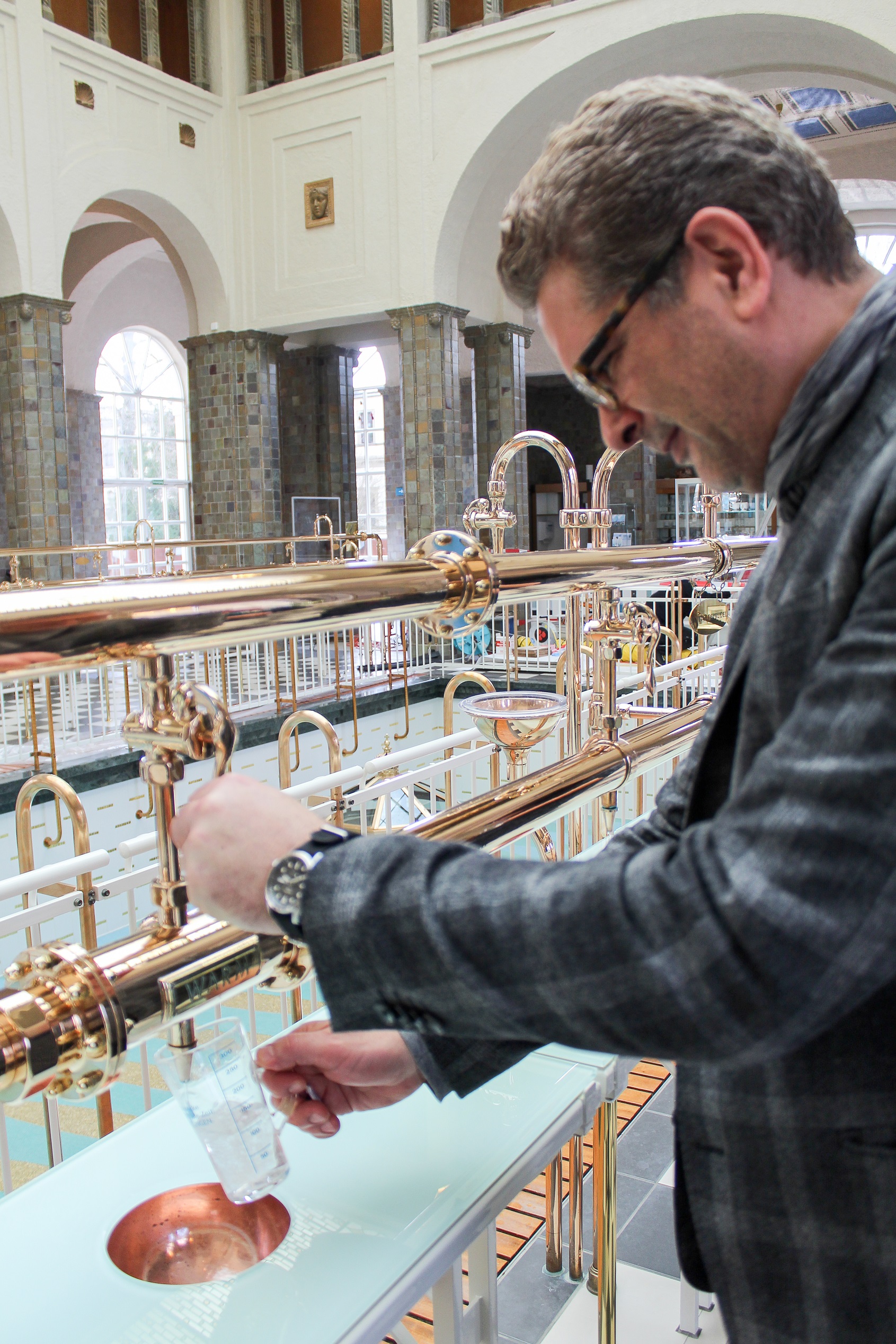 Dipl. Restaurator Jens Wagner testet im Rahmen eines vor Ort Termins den Heilwasserausschank. Dipl. Restaurator Jens Wagner testet im Rahmen eines vor Ort Termins den Heilwasserausschank.