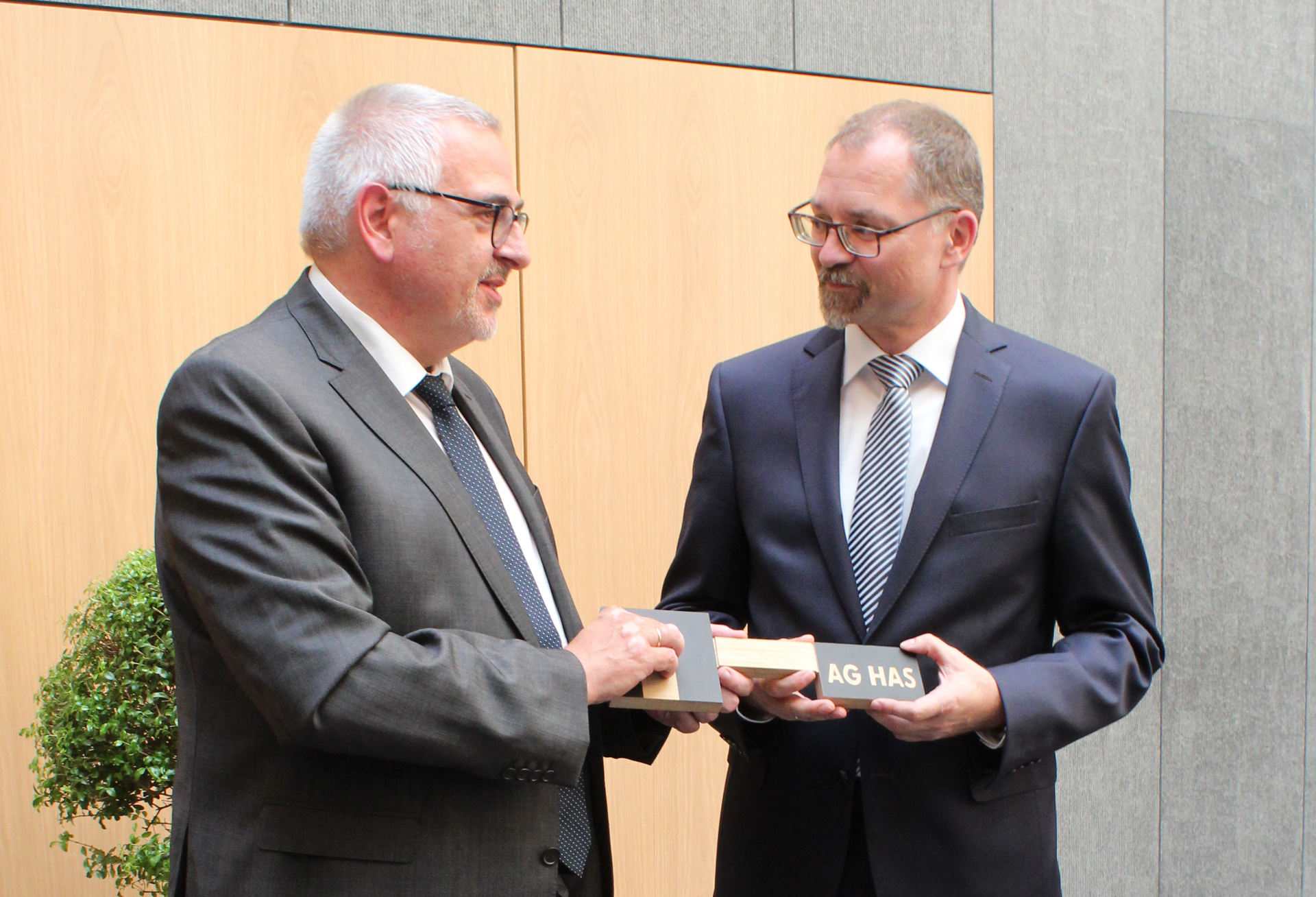 Baudirektor Gerald Langer übergibt symbolischen Schlüssel an Amtsgerichtsdirektor Holger Ebert Baudirektor Gerald Langer übergibt symbolischen Schlüssel an Amtsgerichtsdirektor Holger Ebert